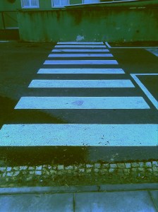 Passadeira que acaba no muro